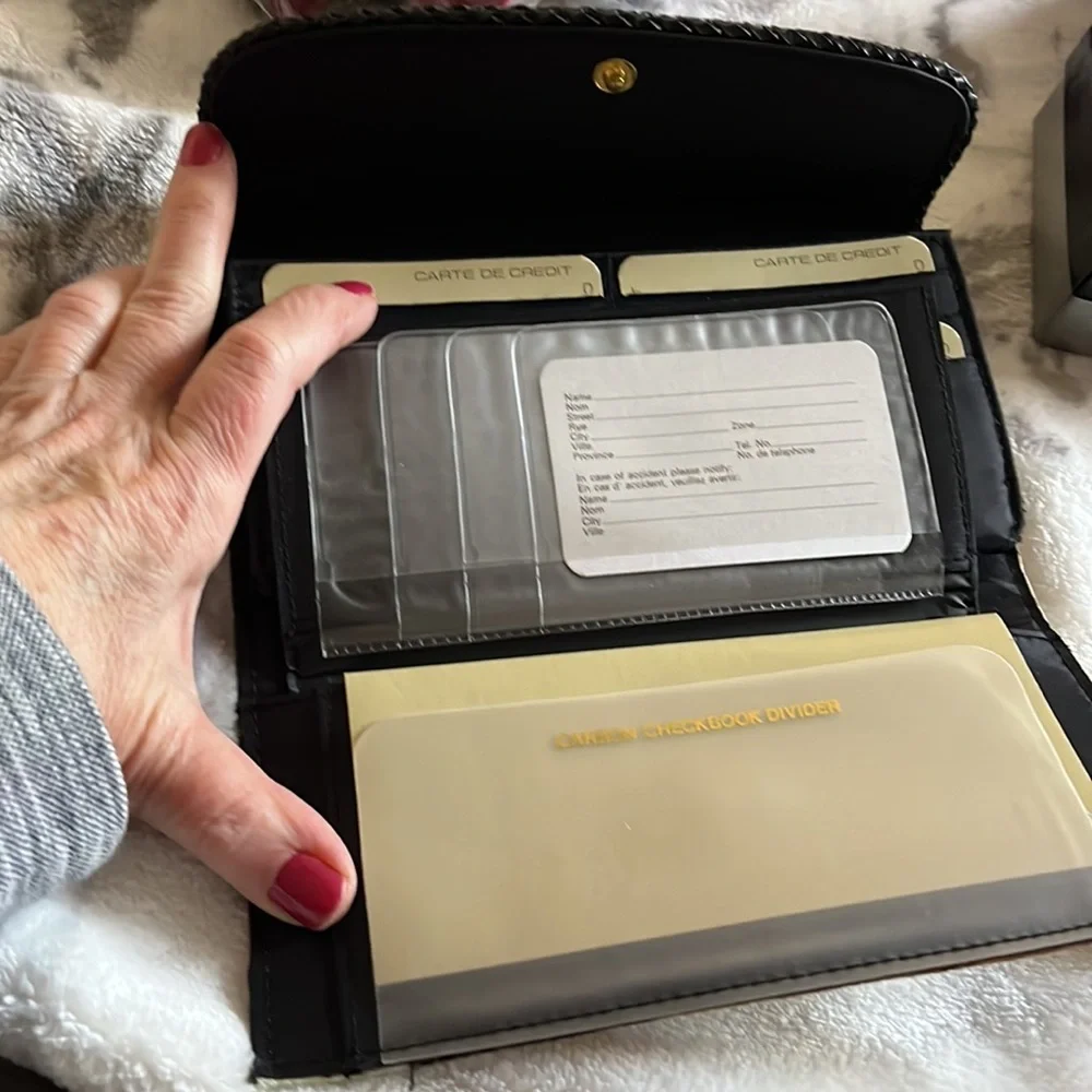 NWOT Vintage Avon tri fold wallet - Picture 3 of 3